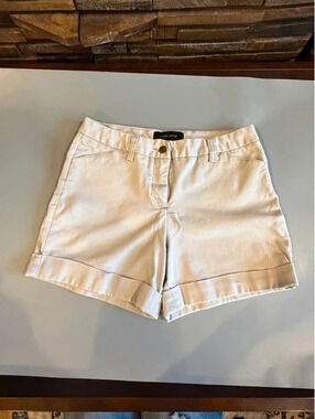 Larry Levine mid shorts beige women’s size 6
